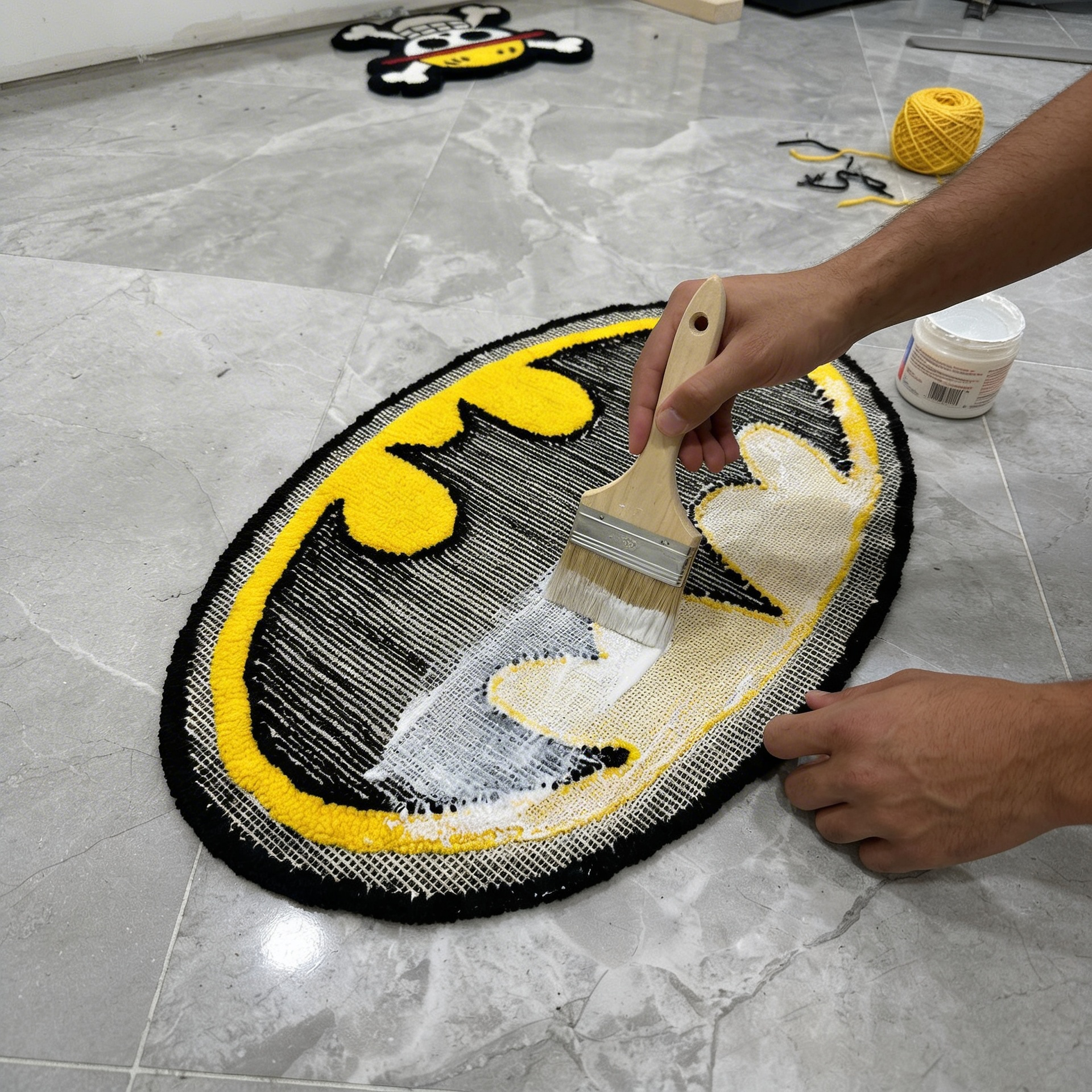 Aplicación de pegamento especial en la base de la alfombra — acabado final
